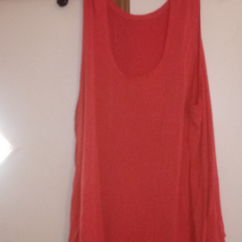 Red comfortable no sleeve top l26in. W 26in.